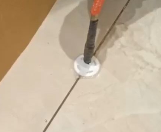 咸阳市瓷砖空鼓维修公司专业解答瓷砖在铺贴过程中，如果没有涂抹均匀到位的粘结材料（如水泥砂浆或瓷砖胶），可能会导致以下问题