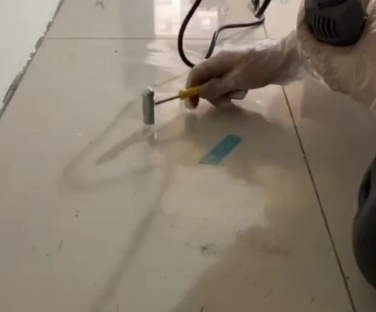 咸阳市瓷砖开裂维修公司专业分享瓷砖在铺贴前如果没有沥干水分，将会导致以下问题