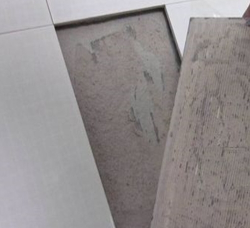 咸阳市瓷砖空鼓维修公司分享瓷砖铺贴时如果打浆（即涂抹在瓷砖背面和基层上的砂浆或瓷砖胶）过少，会带来以下问题